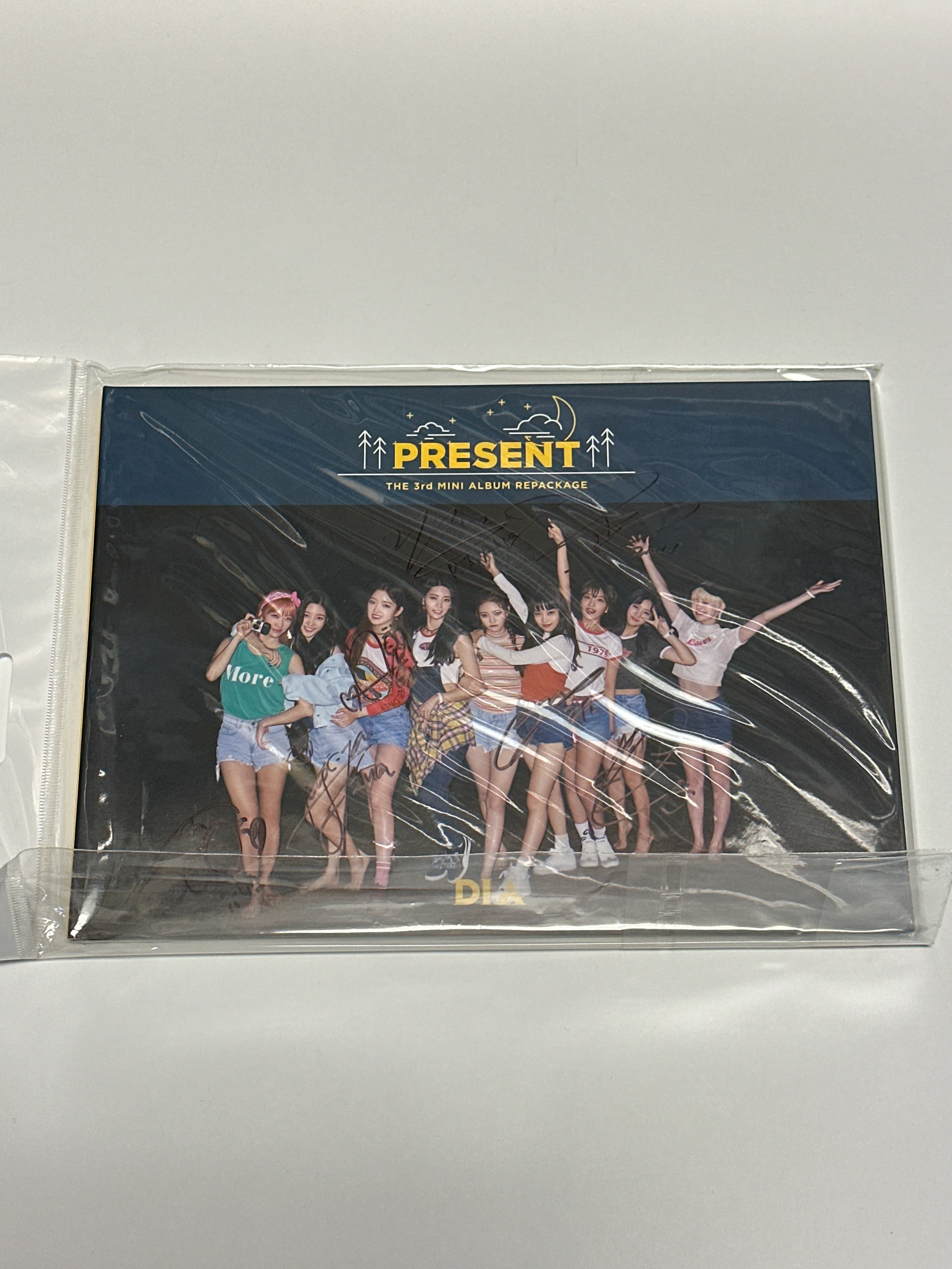 DIA - PRESENT REPACKAGE - NIGHT VER.  | AUTOGRAPHED ALBUM