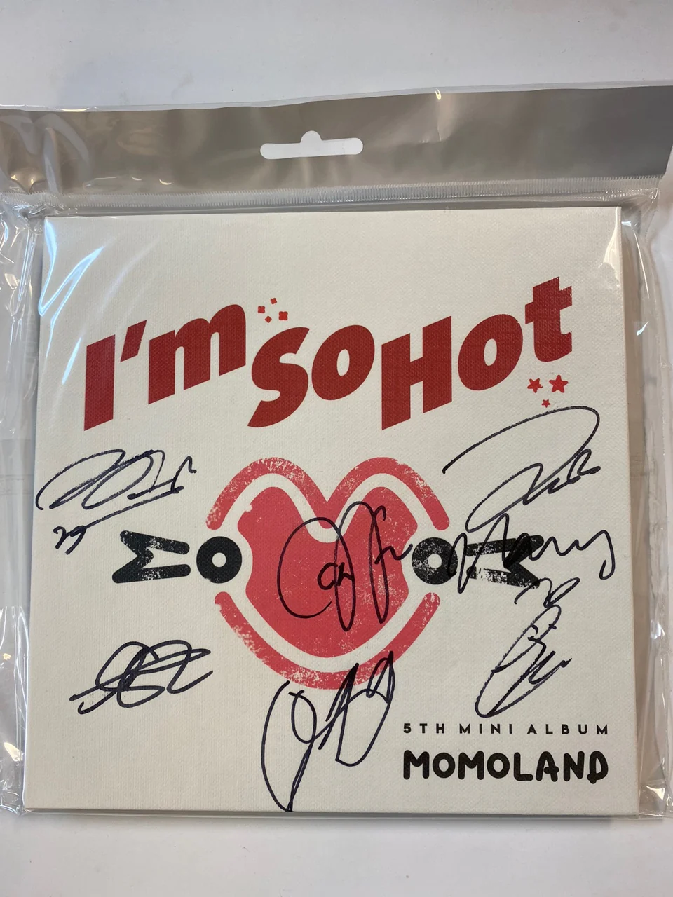 MOMOLAND - Autographed ALBUM "I'M SO HOT " signed album