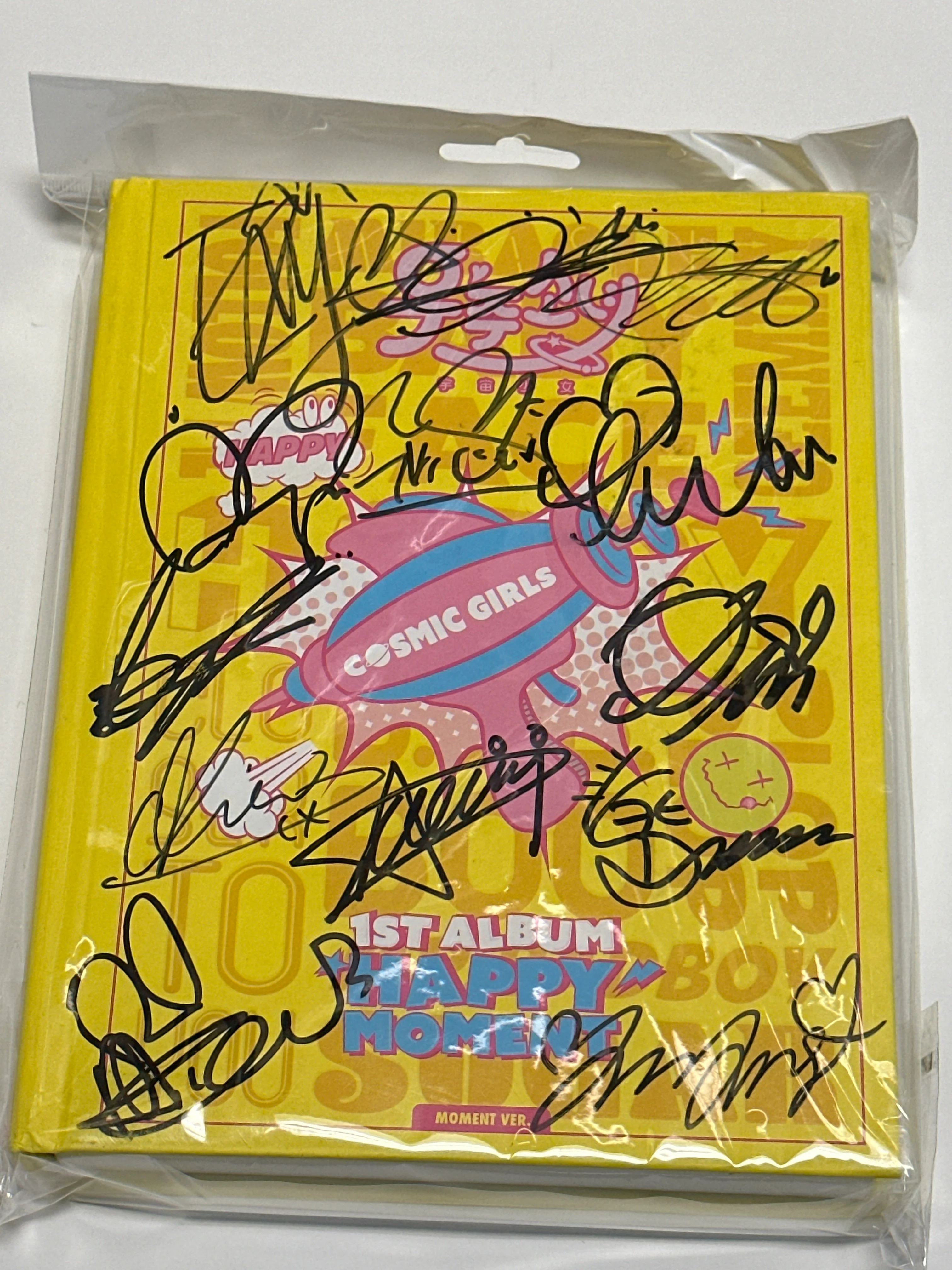 WJSN - Autographed Album "HAPPY MOMENT " 1ST ALBUM MOMENT VER.